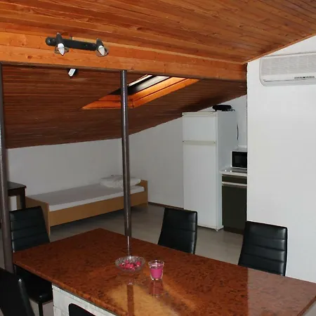 Hella Apartment Vir